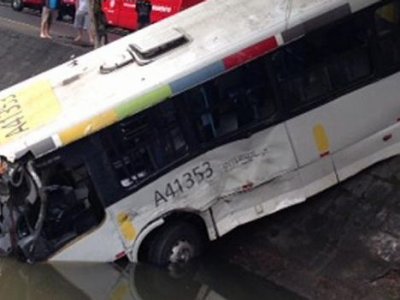 Acidentes com ônibus deixam feridos na Zona Sul do Rio