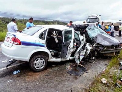 Acidente entre dois carros deixa pelo menos 7 mortos na BR-101, no interior da Bahia