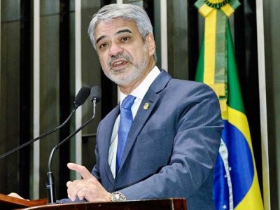 No Senado, líder do PT volta a negar recebimento de propina da Petrobras