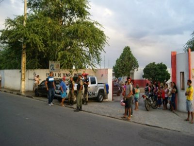 Ex-presidiário é morto em frente a escola dos filhos em Caruaru