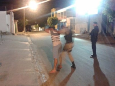 Guarda municipal é preso com arma de fogo durante operação em Inhapi