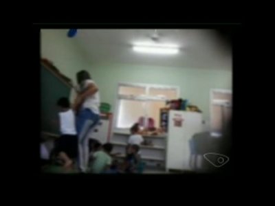 Mãe usa câmera escondida e denuncia maus-tratos em escola