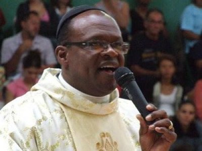 Padre vítima de racismo mora de favor no interior após protestos contra bispo