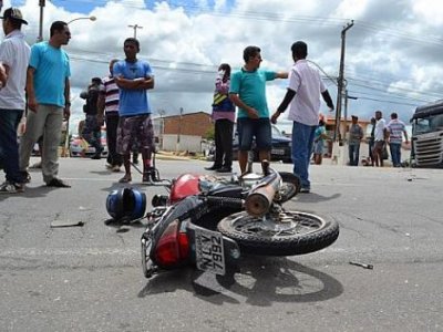 Colisão entre moto e carro deixa duas pessoas feridas em São Miguel