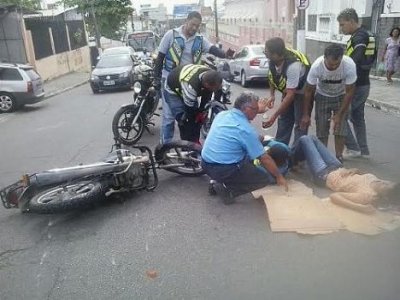Acidente entre viatura da polícia e motocicleta deixa dois feridos