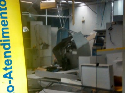 Agência bancária é arrombada e caixas são explodidos no Sertão