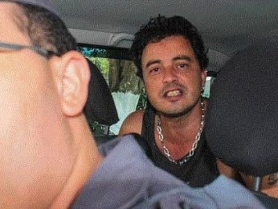 Cantor sertanejo é detido embriagado após bater em carro e tentar fugir