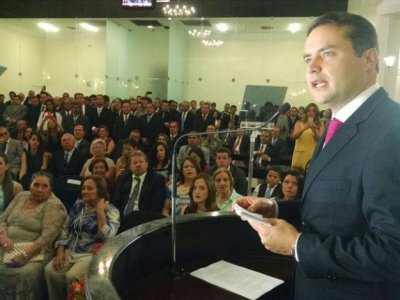 Renan Filho é empossado como governador e fala em união entre os Poderes