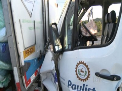 Ambulância bate em caminhão e interdita PE-15 na manhã desta quarta
