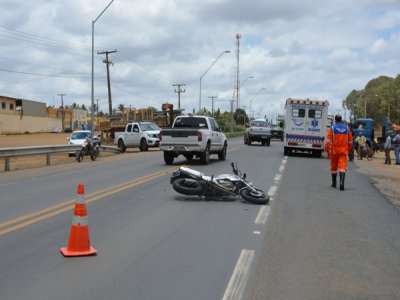 Colisão entre moto e bicicleta deixa dois feridos na Zona Sul