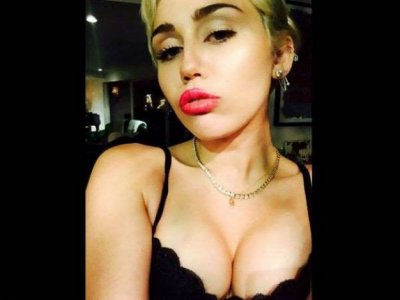 Miley Cyrus abusa de decote para atrair seguidores nas redes sociais