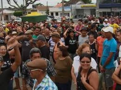 Moradores de Altinho protestam por remédios no hospital local e salários