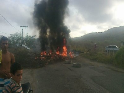 Manifestantes protestam e interditam PE-95 em Limoeiro, no Agreste