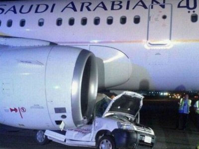 Airbus bate em veículo de serviço na pista de aeroporto na Arábia Saudita