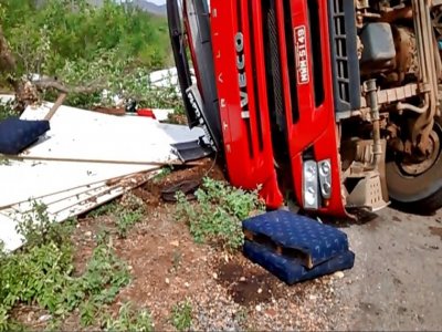 Jatobá: Motorista perde controle e tomba carreta carregada de madeirite próximo a Usina Luiz Gonzaga