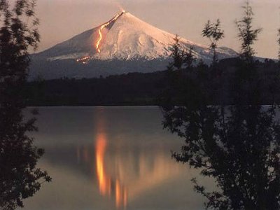 Vulcão Villarrica, no sul do Chile, entra em erupção