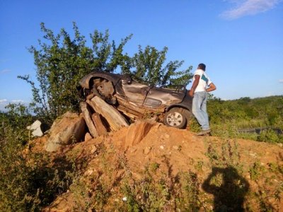 Filho de vereador de Serra Talhada capota veículo na PE-390 próximo a Floresta