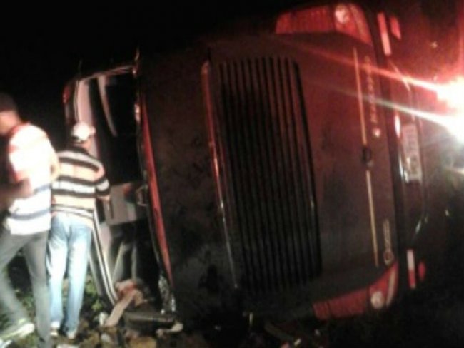 Ônibus da banda Garota Safada tomba no Ceará e pelo menos 18 ficam feridos