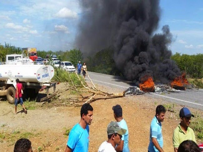 Pipeiros bloqueiam PE 390 entre Floresta e Serra Talhada