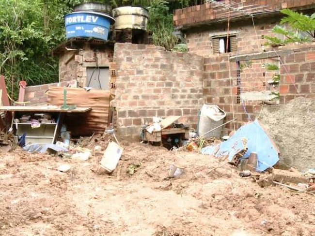 Deslizamento de terra deixa mulher ferida e homem desaparecido no Ibura