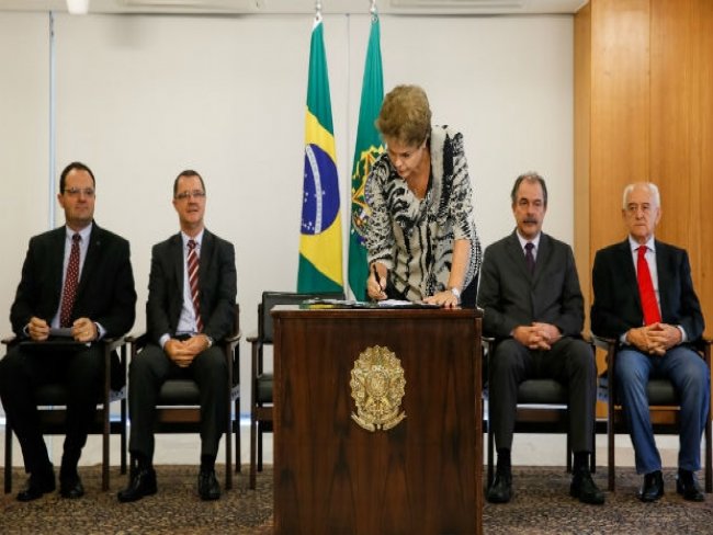 Dilma assina medida que mantém valorização do salário mínimo