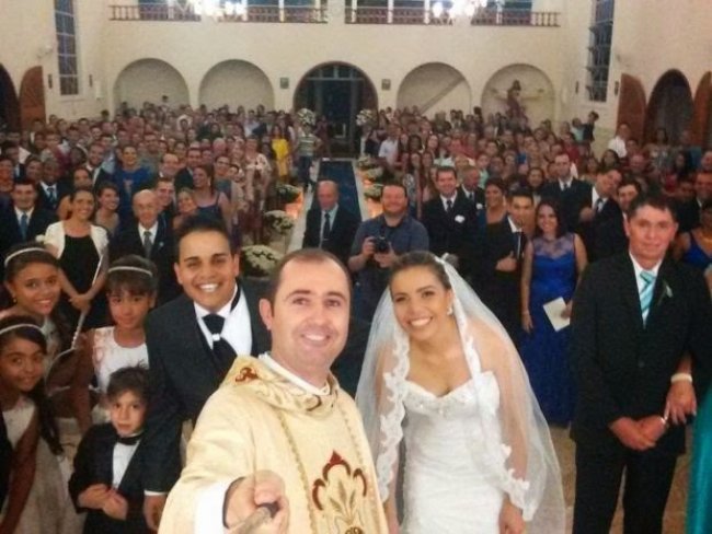 Padre faz selfie com noivos e igreja tem aumento na procura por casamentos