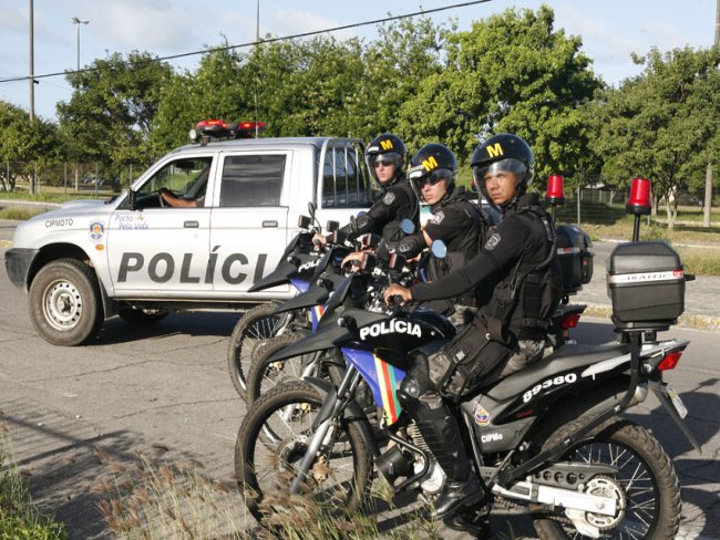 Polícia faz operação para prender homicidas e traficantes de drogas em PE