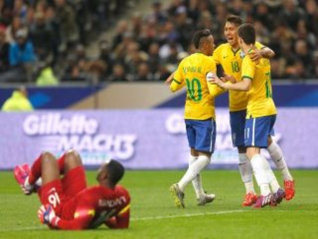 Seleção vira contra a França em Paris e vence a sétima partida no pós-Copa