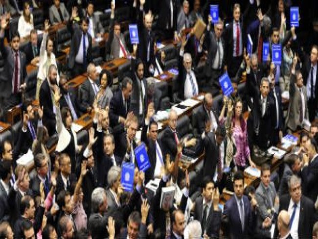 Bancada de PE muda de posição e maioria vota contra terceirização