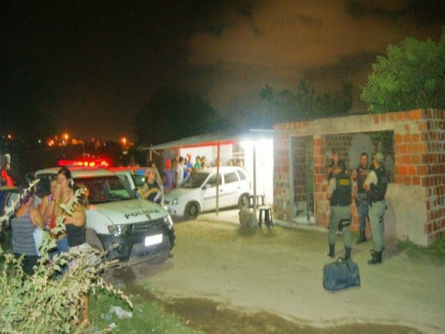 Mulher é morta a tiros na frente da casa onde morava em Caruaru