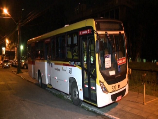 Após assaltar ônibus, suspeito é espancado por passageiros