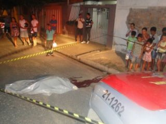 Durante fuga, motocicleta colide com carro e a assaltante morre em Arapiraca