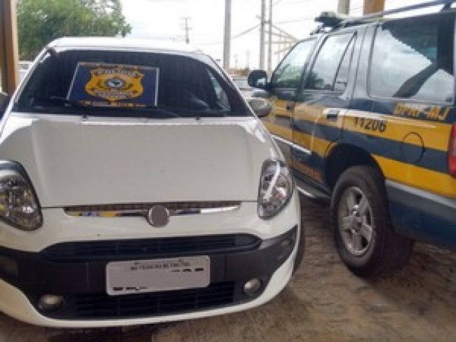 Homem é preso com carro roubado na BR-428 em Petrolina, no Sertão