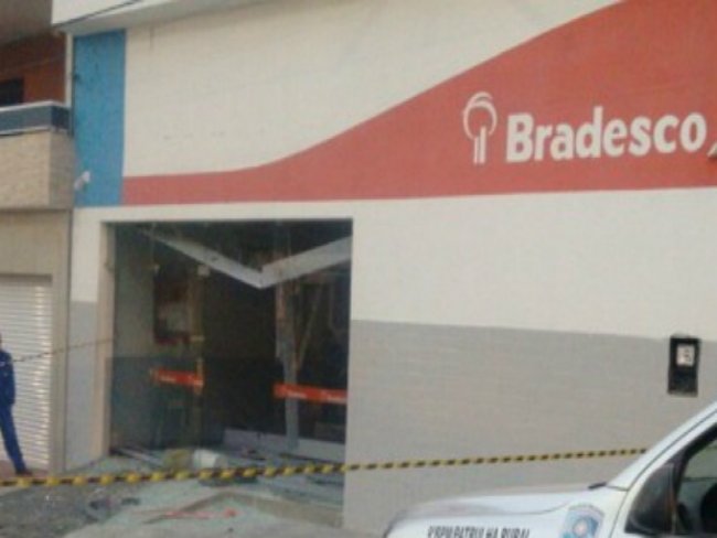 Bandidos explodem caixas eletrônicos do Banco Bradesco em Caetés