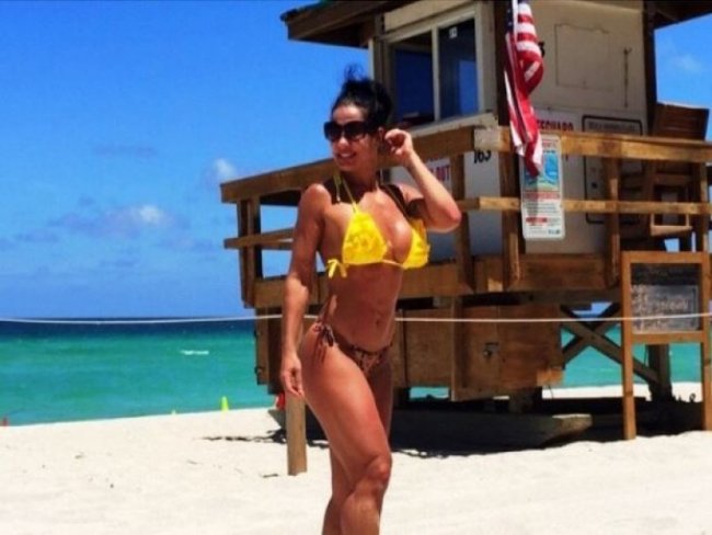 Scheila Carvalho posa de biquíni e mostra corpão em Miami