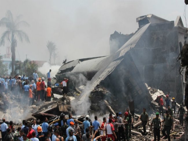 Pelo menos 38 mortos em acidente de avião militar na Indonésia