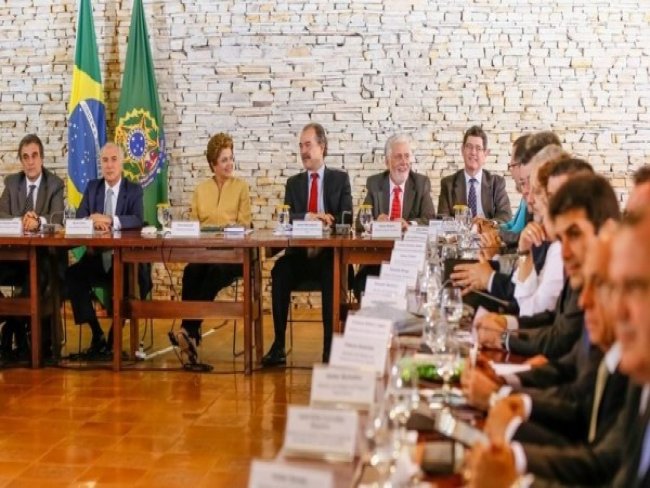 Dilma convoca reunião com líderes e presidentes de partidos aliados