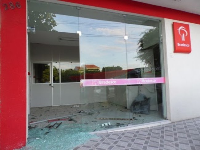 Criminosos encurralam policiais em GPM e explodem cofre de agência bancária em Canapi