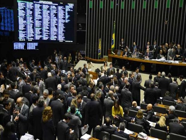 Deputados aprovam PEC da reforma política em 2º turno; falta votar destaques