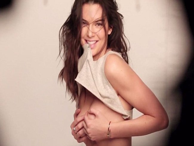 De topless, Kendall Jenner mostra o bumbum em nova campanha