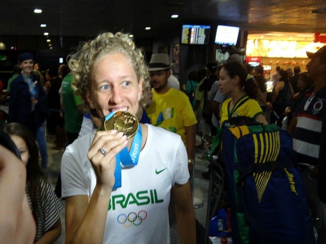 Pentatleta Yane Marques é recebida com festa no Recife após ouro no Pan