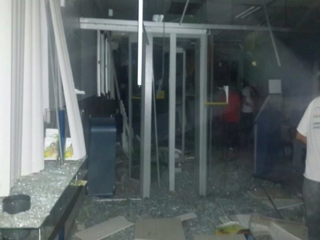 Bandidos explodem agência bancária e fazem reféns em Venturosa