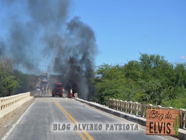 Caminhão cai de ponte e pega fogo em Salgueiro, no Sertão