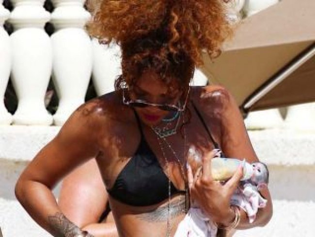 Rihanna exibe curvas ao alimentar macaquinho em praia de Barbados