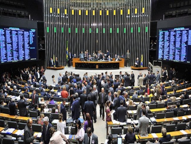 Câmara aprova doação de empresas a partidos e conclui reforma política