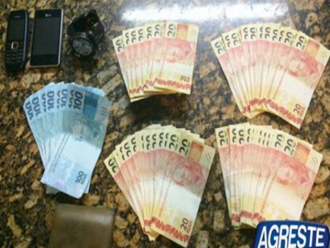 Jovem é preso com R$ 1.800 em notas falsas em Brejo da Madre de Deus