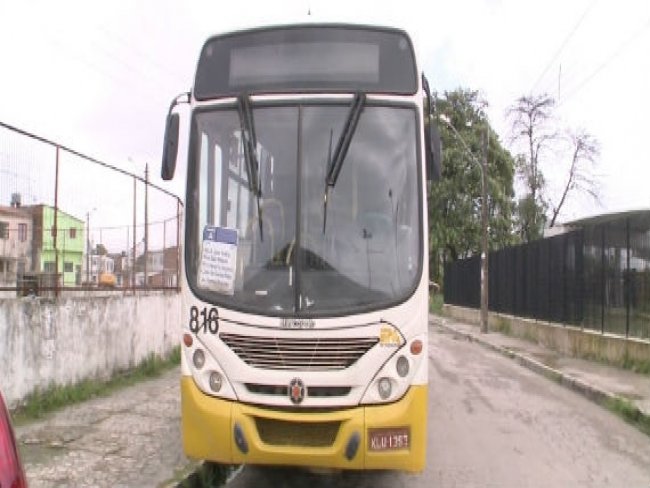 Grupo rende motorista de ônibus com faca e assalta passageiros no Recife