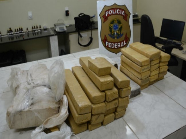 PF prende dupla acusada de traficar 66 quilos de maconha no Grande Recife