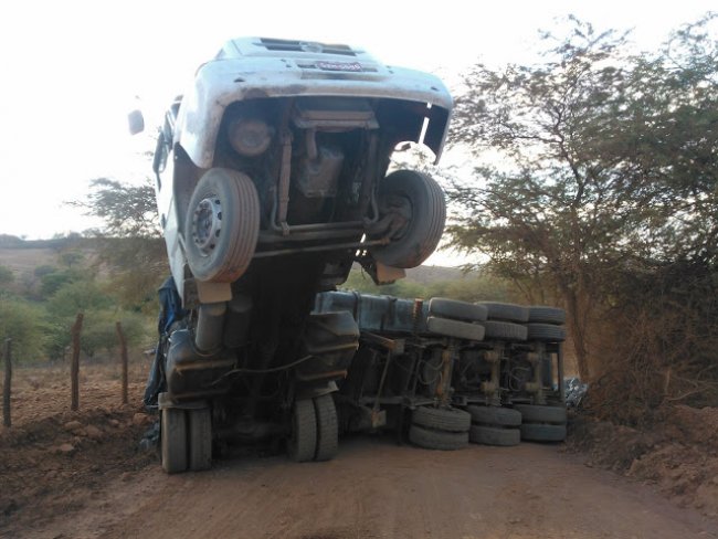 Em Afrânio caminhão carregado de paralelepípedos tomba ao tentar subir ladeira