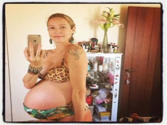 Luana Piovani exibe barrigão de gravidez em foto de biquíni